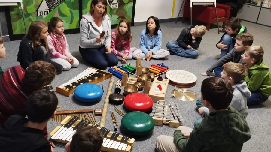 5.12. Čtvrtá třída třída hrála na meditační nástroje